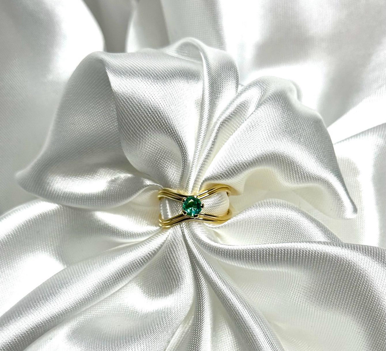18K Gold X Green Stone Ring