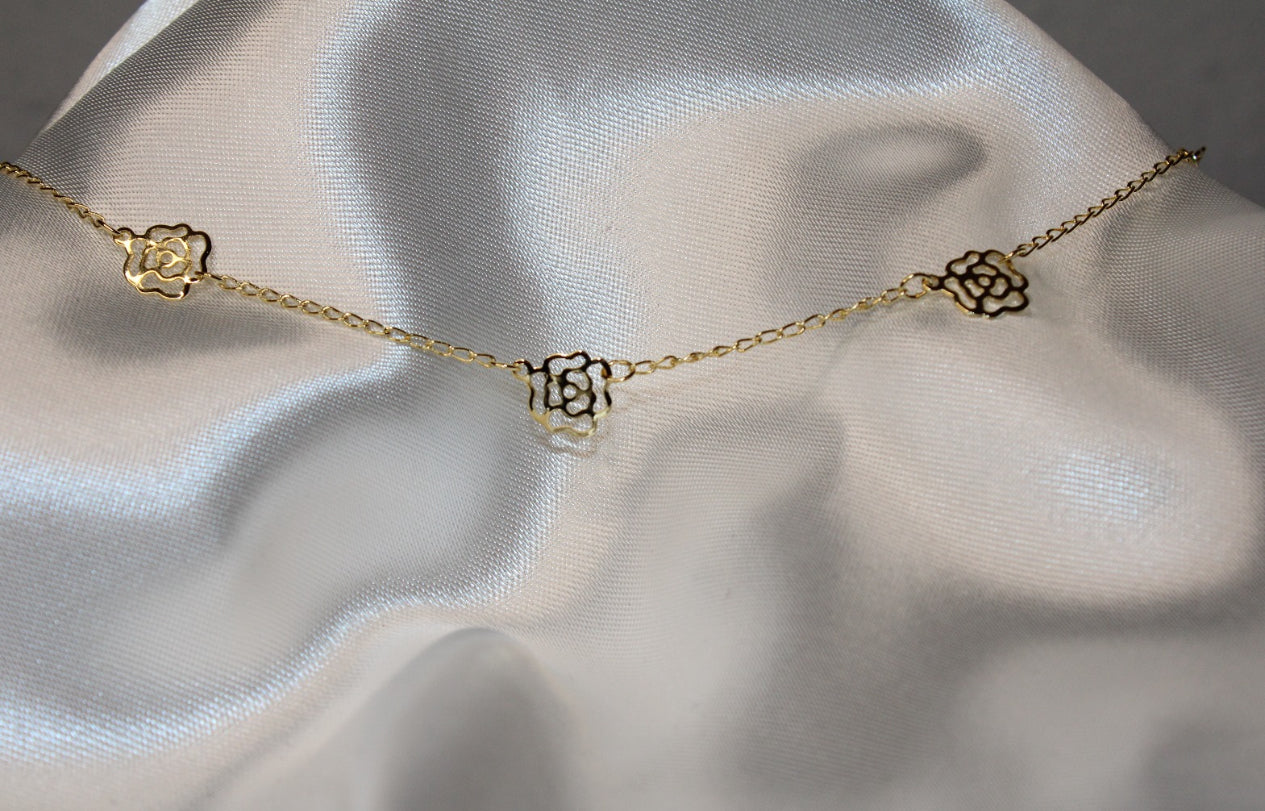 18 gold plated flower necklace