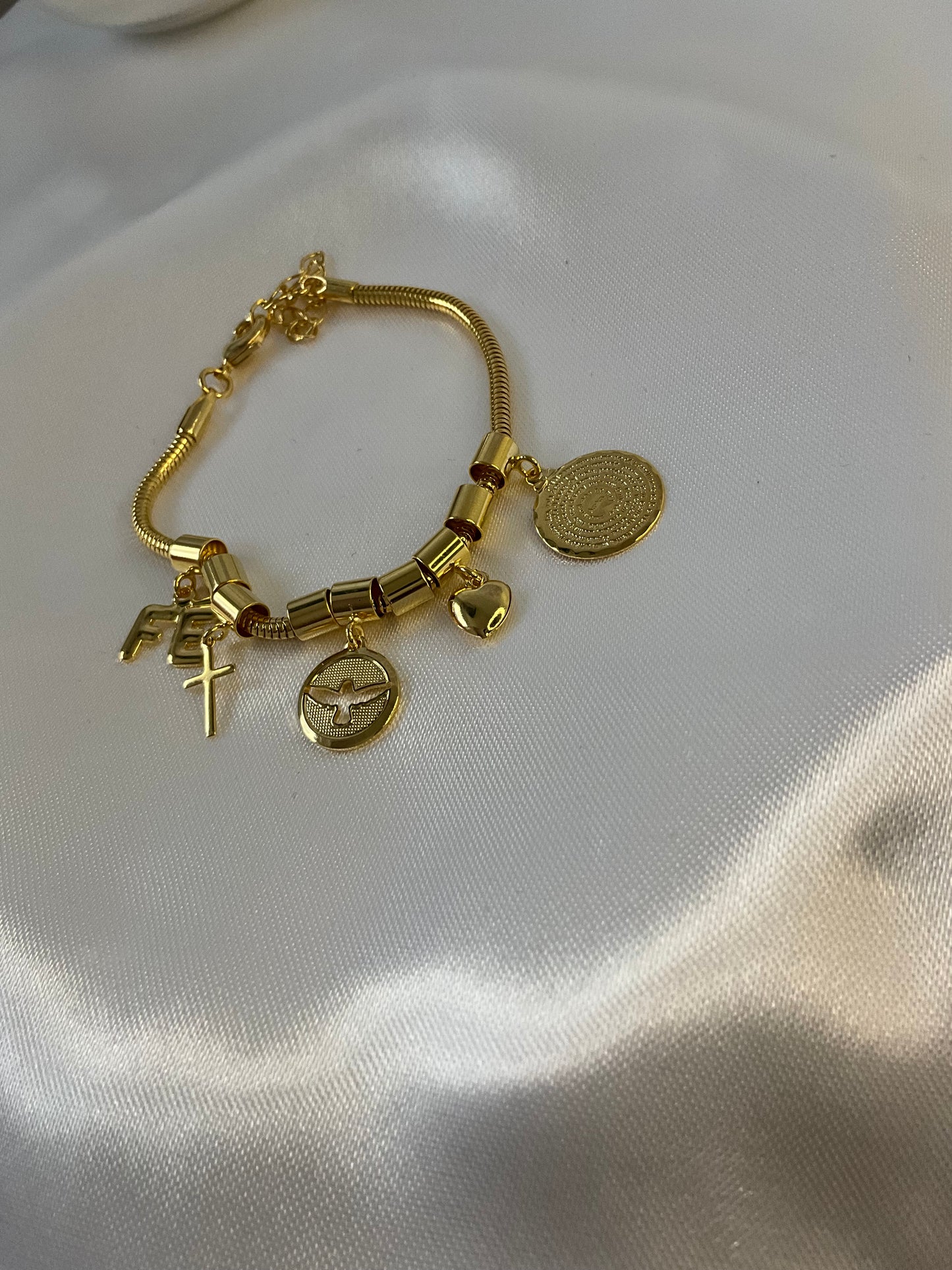 18k gold plated Bracelet with faith pendant.